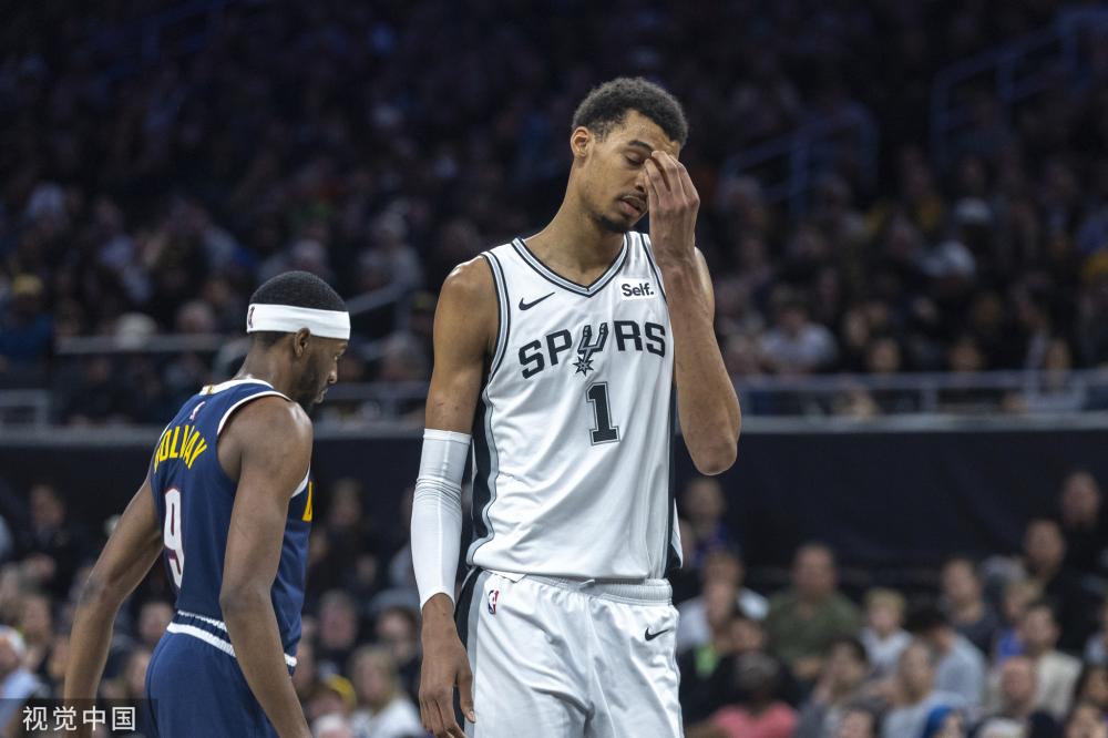 我们庆祝他 我们庆祝他